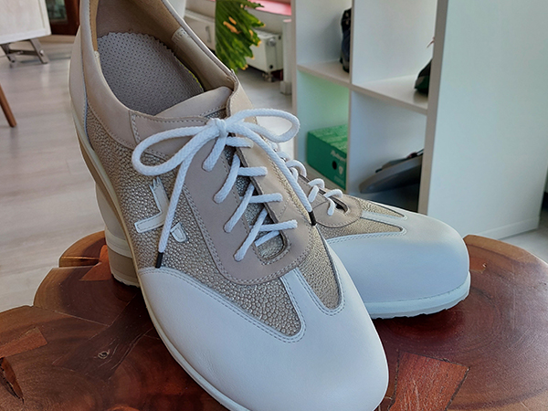 Orthopädische Schuhe weiß