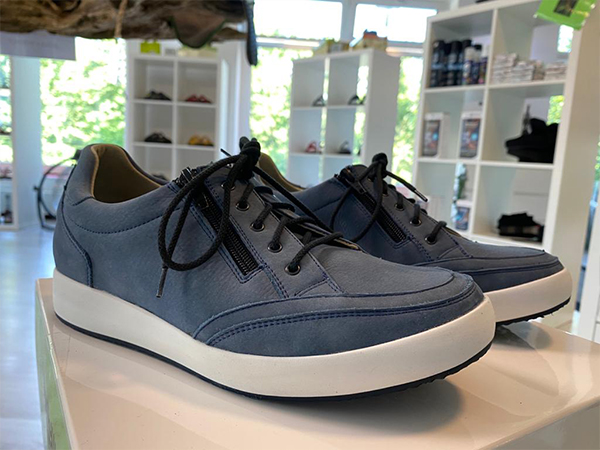 Orthopädische Schuhe hellblau